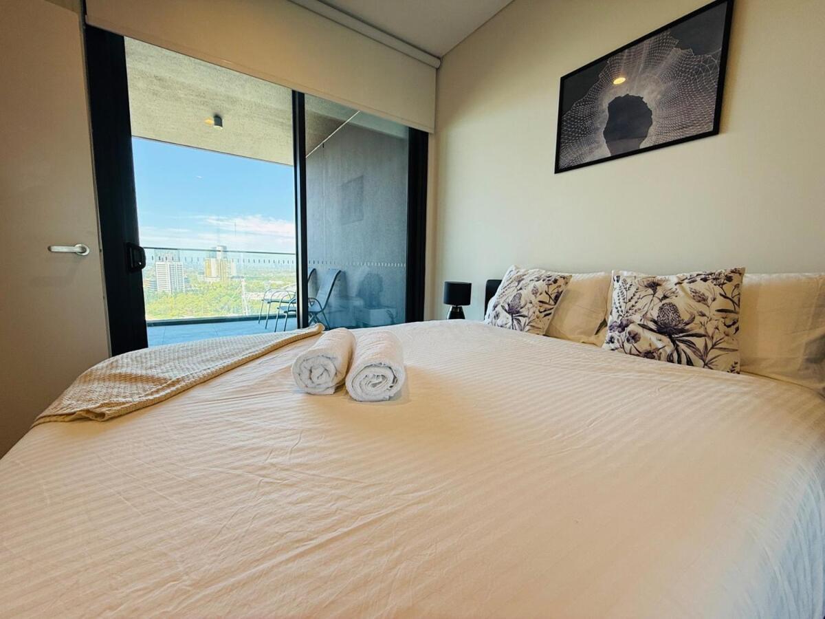 New Olympic Park 3beds -parking, Pool, Gym Apartment